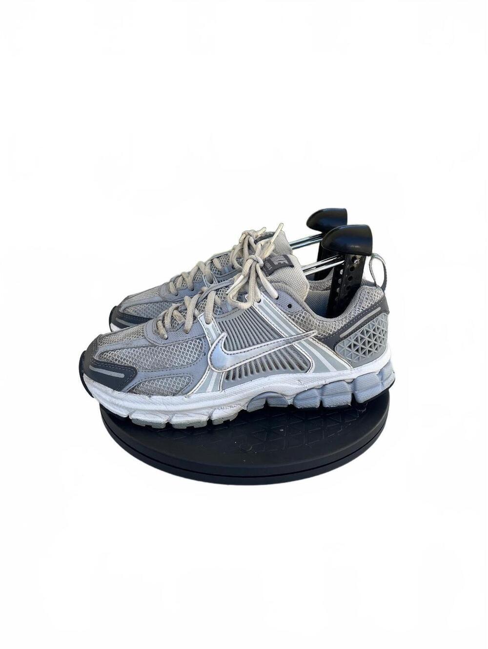 Nike Vomero Gray and White Running Sneakers Men's Sport Shoes Size 4.5Y